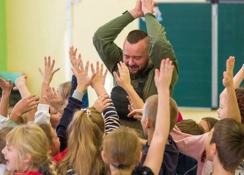 Дети с инструктором Разведотряда на тренинге
