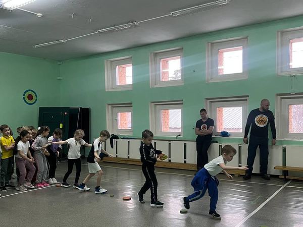 Игра на тренинге в школьном спортзале