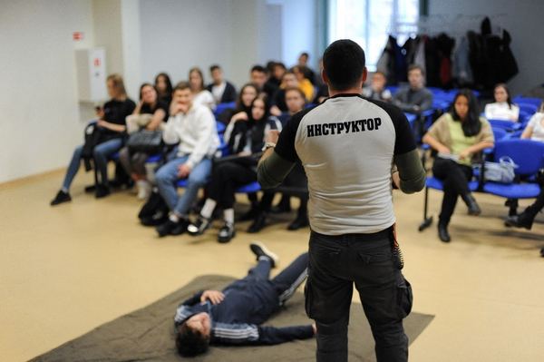 Инструктор показывает первую помощь