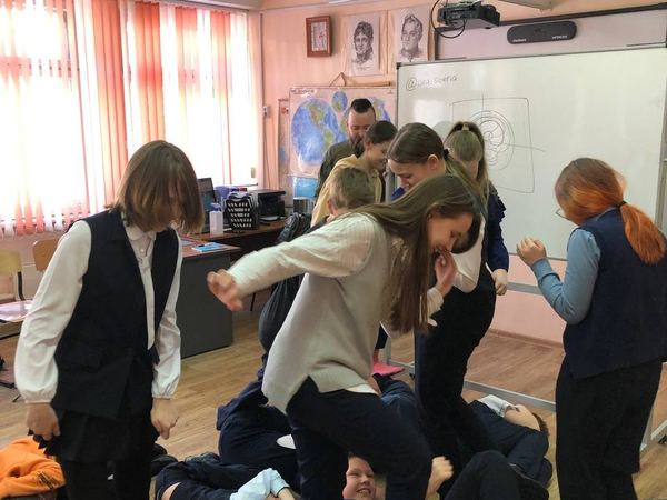 Школьницы отрабатывают приёмы