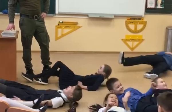 Ученики отрабатывают, как действовать при пожаре